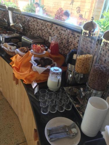 Bodhiwoods Resorts في مهاباليبورام: كونتر مع بعض الطعام على طاولة