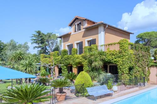une maison avec une piscine devant dans l'établissement Parasols, à Fréjus