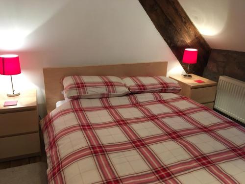 מיטה או מיטות בחדר ב-Llwyn Llwyd Cottage