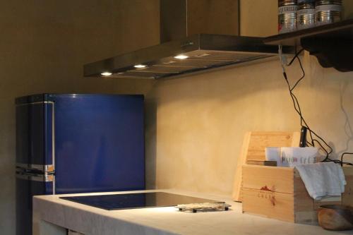 una cucina con frigorifero blu e alcune scatole di Dimora nel Borgo a Dogliani