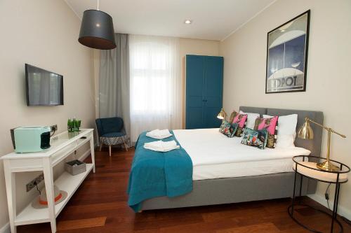 ソポトにあるArt House Plusのベッドルーム1室(大型ベッド1台、青いドア付)