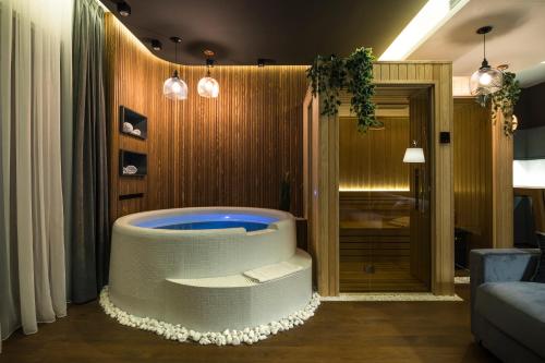 een woonkamer met een groot bad in een kamer bij Little Dubai in Belgrado