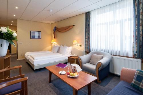 Un pat sau paturi într-o cameră la Grand Hotel Monopole