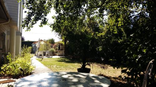 Un jardín fuera de Chambres d'hôtes du Parc d'Espagne