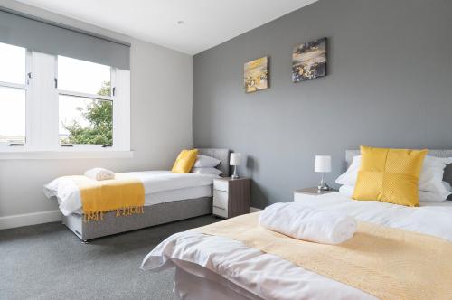 - une chambre avec 2 lits et une fenêtre dans l'établissement Dalkeith Three Bed Two Bath Apartment, à Dalkeith