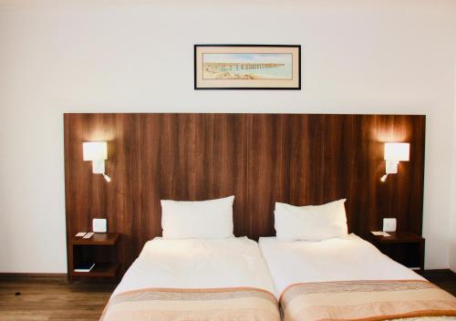 Ένα ή περισσότερα κρεβάτια σε δωμάτιο στο Hotel Schweizerhaus/Cafe Anton