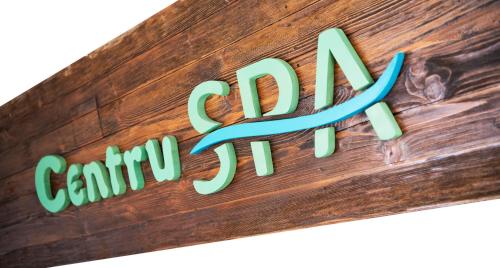 a sign that says carril cut on a wooden wall at Pensiunea Un Baiat si o Fata in Cîmpulung