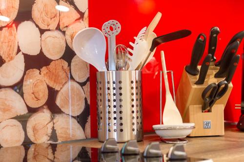 a metal container filled with utensils on a table at Ferienwohnungen Alpentraum - Hörnernest in Bolsterlang