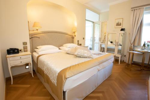 Postel nebo postele na pokoji v ubytování Hotel Schloss Mönchstein