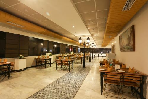 Un restaurant u otro lugar para comer en Zip by Spree Hotels Mangala International
