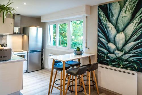 A kitchen or kitchenette at LE CHATELET- Parking Gratuit - Cosy et Design - à 10 mn de Geneve