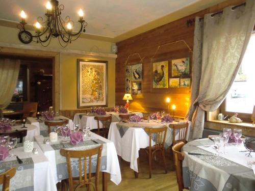 En restaurant eller et spisested på Hôtel La Vallée