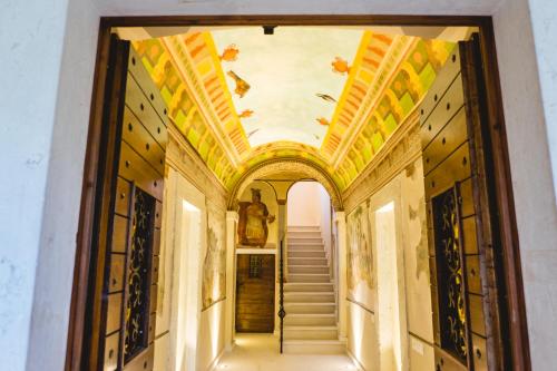 un corridoio con scala in un edificio di Villa Colli Storici a Desenzano del Garda