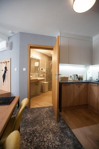 Kuchyň nebo kuchyňský kout v ubytování K4 APARTHOTEL KRAKÓW