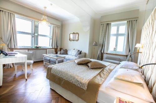 Postel nebo postele na pokoji v ubytování Hotel Schloss Mönchstein