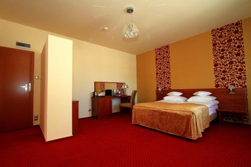 Un pat sau paturi într-o cameră la Hotel Rydzewski