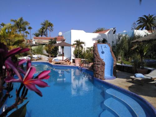 uma piscina em frente a um resort em Birdcage Gay Men Resort and Lifestyle Hotel em Playa del Inglés