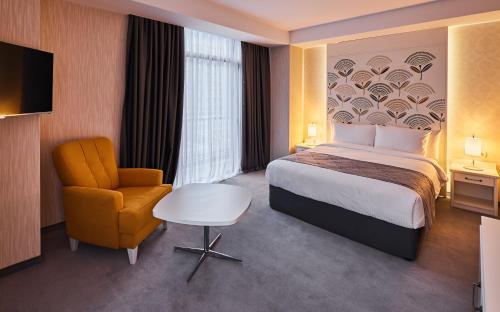 Postel nebo postele na pokoji v ubytování Gallery Palace Hotel