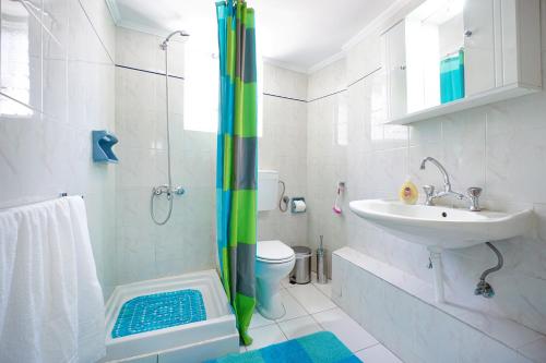 ハニア・タウンにあるNea Chora Maisonetteのバスルーム(シャワー、洗面台、トイレ付)
