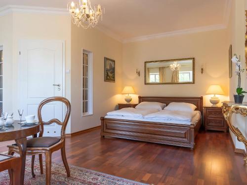 Giường trong phòng chung tại VacationClub - Trzy Korony Piastów Apartament 37