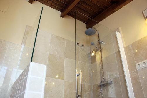 een badkamer met een douche en een glazen deur bij Casa Rural Andalucia Mia in Aracena