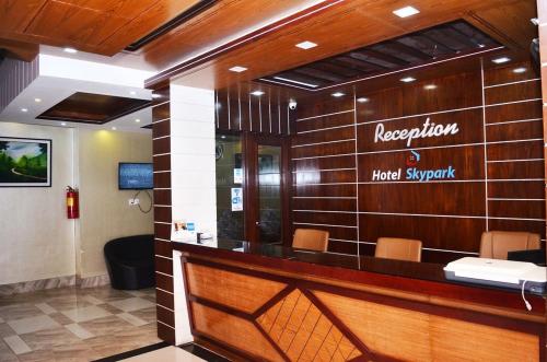 Lobby o reception area sa Hotel Skypark, Sreemangal