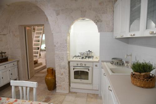 Una cocina o cocineta en Trulli Occhi Di Pietra