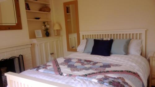 A bed or beds in a room at Aldershot House B&B 
