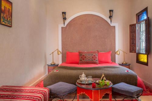 Giường trong phòng chung tại Riad El Walida