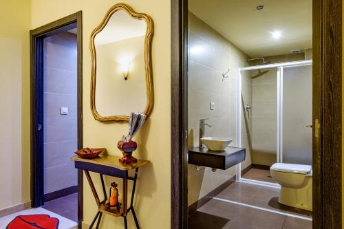 uma casa de banho com um WC e um espelho. em Albergue Vía Láctea em Arzúa