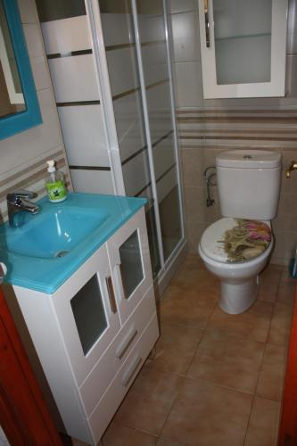 a bathroom with a toilet and a sink at Apartamento Oasis Park in Denia