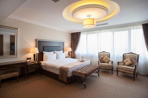 Chinar Hotel & Spa Naftalan tesisinde bir odada yatak veya yataklar