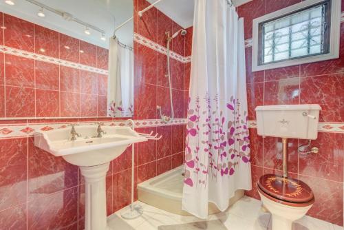 y baño con lavabo, aseo y bañera. en Exclusive frontline one bedroom apartment, en Puerto de Santiago