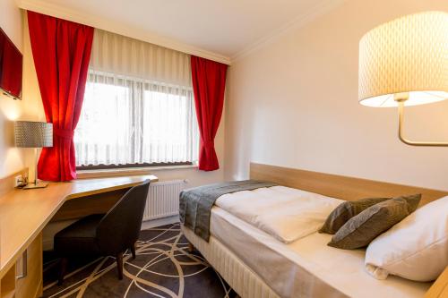 Postel nebo postele na pokoji v ubytování Hotel Lang