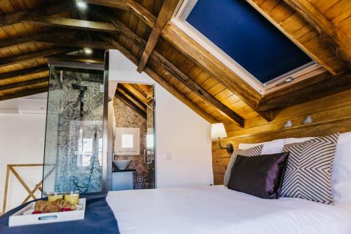 a bedroom with a large white bed with a window at Casa Roaz in Setúbal