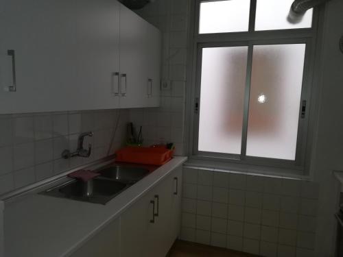 una cocina con fregadero y ventana en Nice apartment in the center of Granada, en Granada