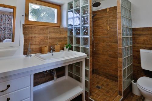 Bathroom sa Csendes Dűlő Szőlőbirtok Guesthouse Badacsonyörs
