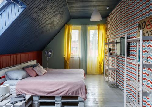 カリーニングラードにあるUnited Colors Homeの青い天井のベッドルーム1室(ベッド1台付)