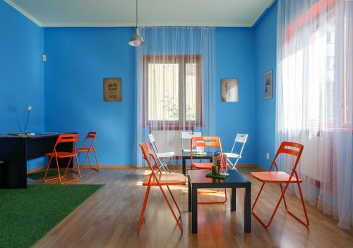 カリーニングラードにあるUnited Colors Homeのダイニングルーム(オレンジの椅子、テーブル付)