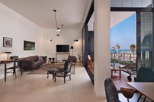 een woonkamer met uitzicht op de oceaan bij Renoma Apartments in Tel Aviv