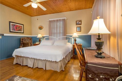 Cama o camas de una habitación en Highland Lake Inn & Resort - Flat Rock