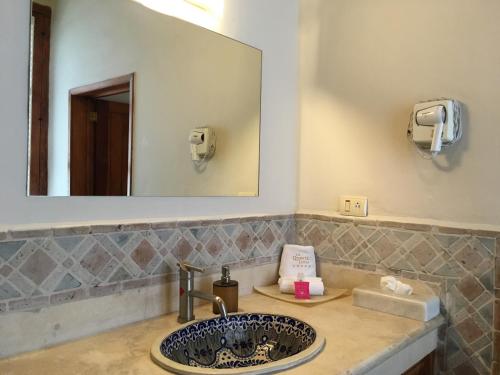 a bathroom with a sink and a mirror at Quinta Luna in Cholula