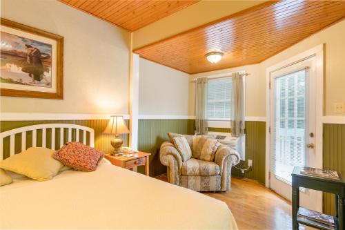 Highland Lake Inn & Resort - Flat Rockにあるベッド