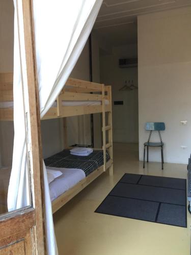 מיטה או מיטות קומותיים בחדר ב-A Casa Di Penelope