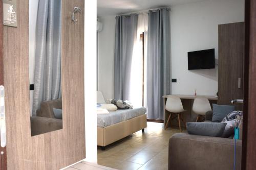 a living room with a couch and a living room with a tv at Sylva Mala Home in Trecase