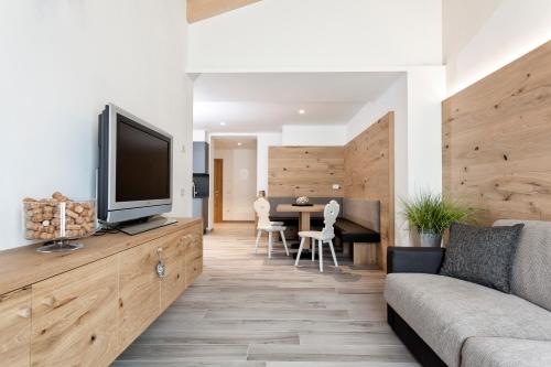 TV a/nebo společenská místnost v ubytování Junior Suite Orso Grigio