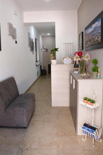 a living room with a couch and a counter at Sylva Mala Home in Trecase