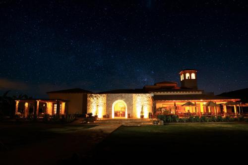 a building lit up at night under a starry sky at El Cielo Resort in Valle de Guadalupe