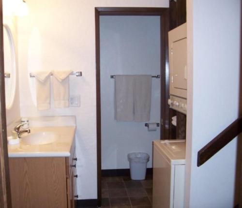 La salle de bains est pourvue d'un lavabo et de toilettes. dans l'établissement Club Tahoe Resort, à Incline Village