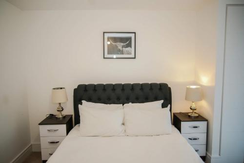 Łóżko lub łóżka w pokoju w obiekcie EXECUTIVE 2 BED APARTMENT